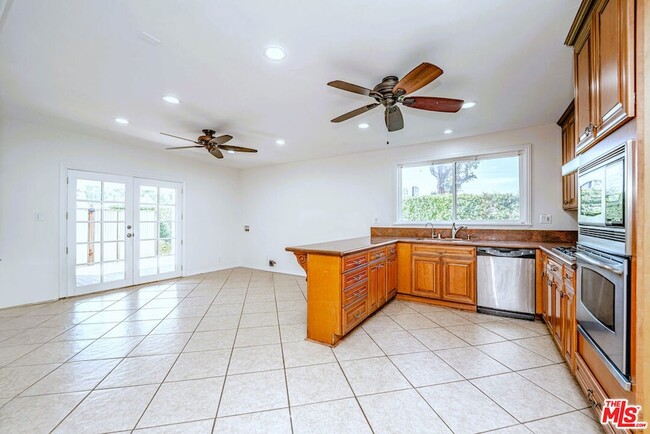 Building Photo - 5353 Don Pio Dr