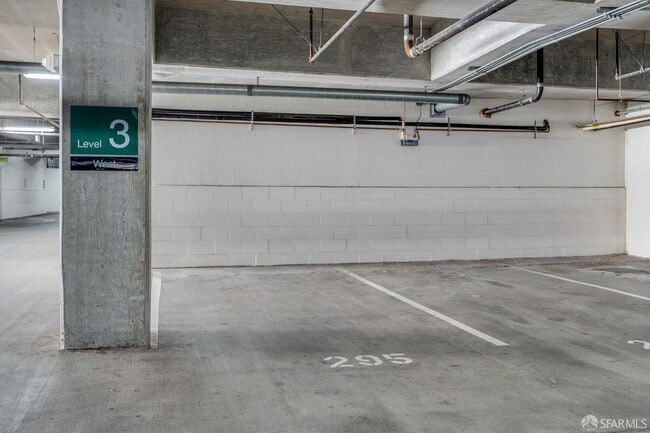 Building Photo - 260 King St