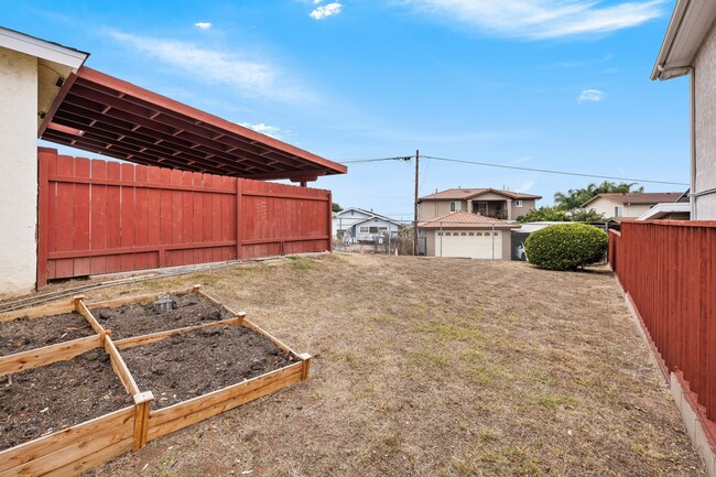 Building Photo - Hilltop Ranch Style Home