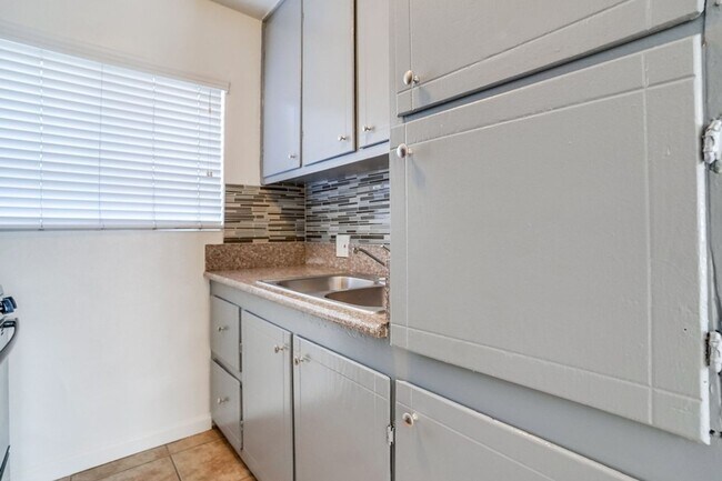 Interior Photo - 2425 - 2431 S. Ridgeley Dr