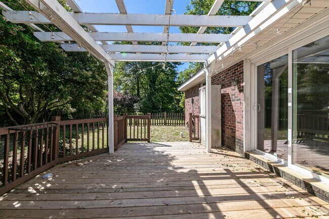 Building Photo - Beautiful rental full of character and charm located in The Avenues of Cayce! Close to USC!