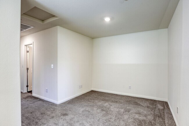 Building Photo - Furnished Henderson 3BR w/ Community Pool & fitness center