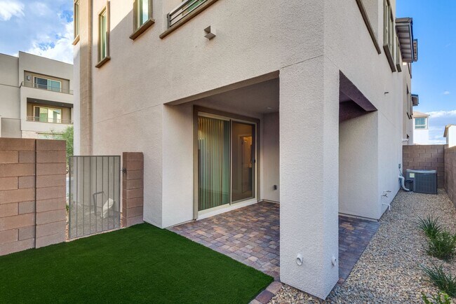 Building Photo - 668 Pyrite Will St
