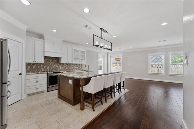 Building Photo - 13431 Hilton Head Dr