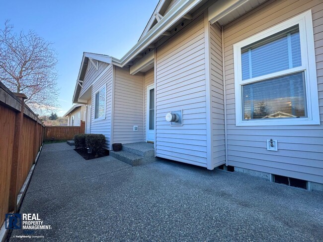 Building Photo - Beautiful 2-Bedroom Townhome with Vaulted Ceilings & 2-Car Garage!!