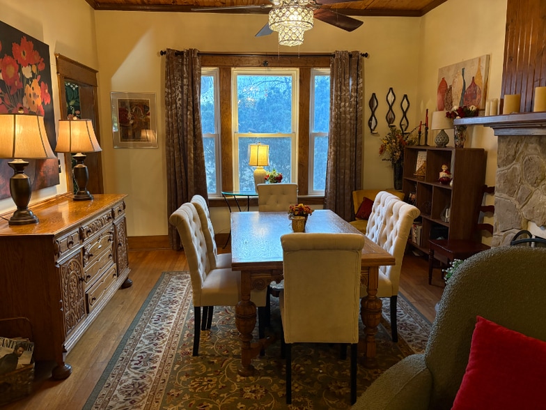 Building Photo - 940 S Cedar St