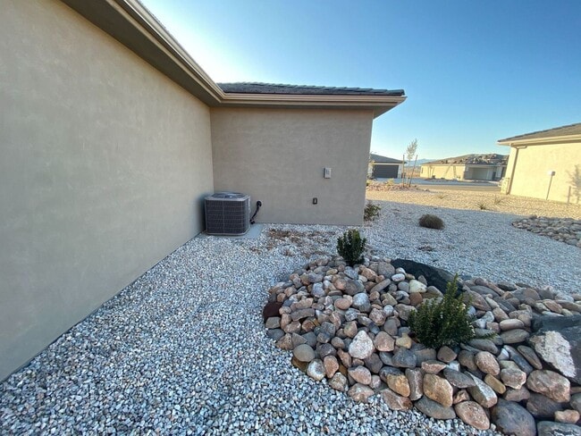 Building Photo - Beautiful 3 Bedroom Single Level Home in S...
