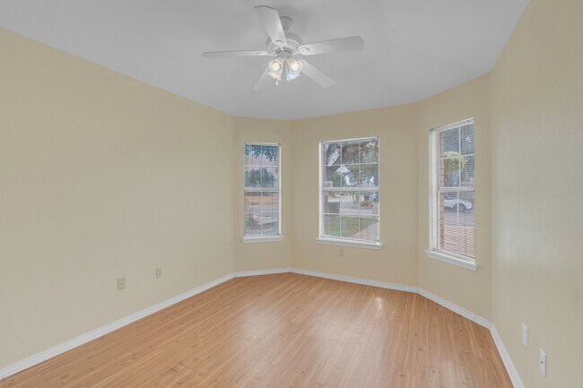 Building Photo - 1906 Lake View Dr