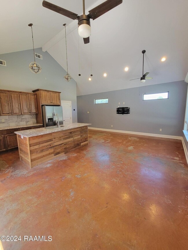 Building Photo - 917 W Broussard Rd