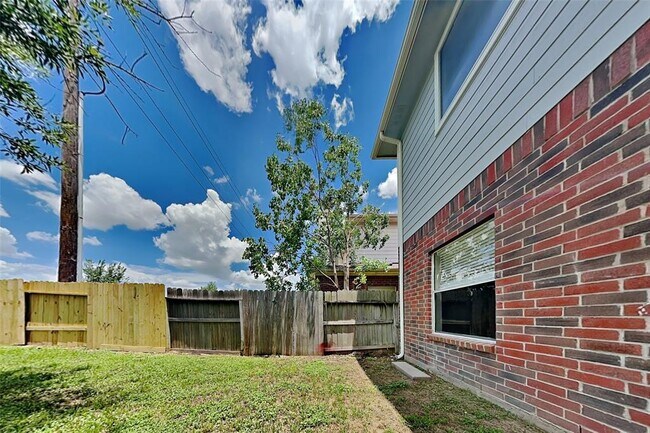 Building Photo - 7447 River Pines Dr