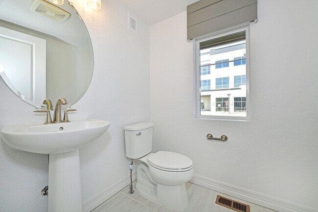 Building Photo - Gorgeous Townhome at Victory Ridge!