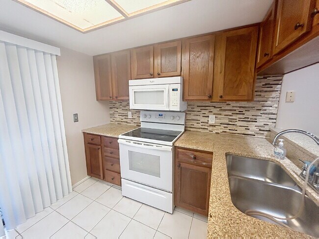 Building Photo - 217 Woodlake Wynde