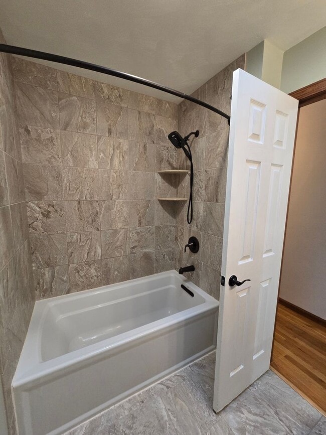 Building Photo - Beautiful Split Entry - 3 Bedroom 2.5 Bathroom in Rustic Ridge Estates