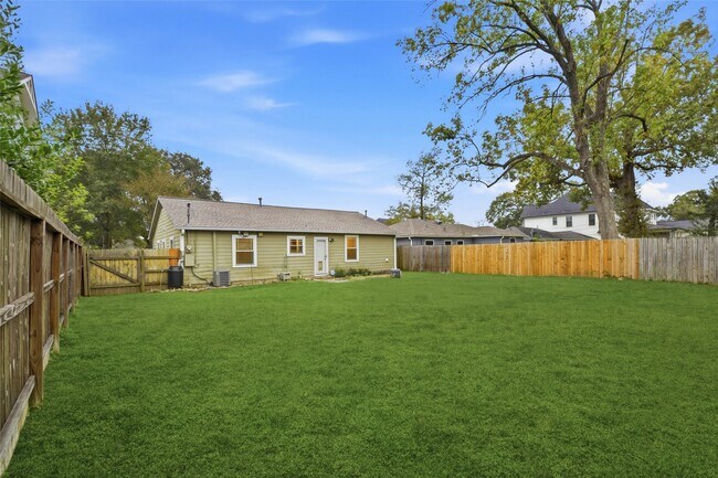 Building Photo - 1814 Chantilly Ln