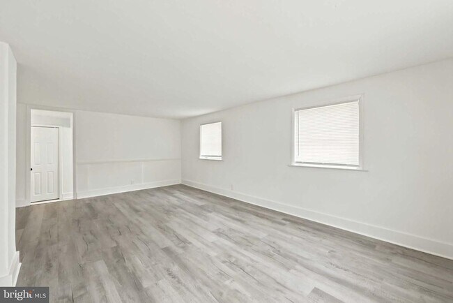 Building Photo - 471 N Elmwood Rd