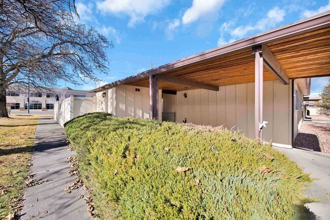 Building Photo - Spacious 2 Bed, 1.5 Bath Townhome Near CMU