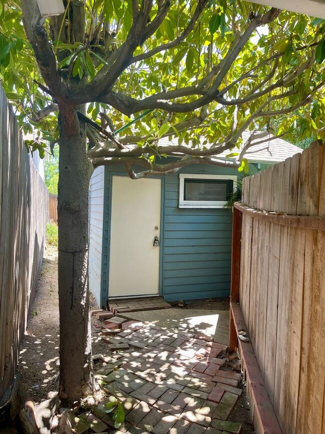 Building Photo - 1440 Vine St