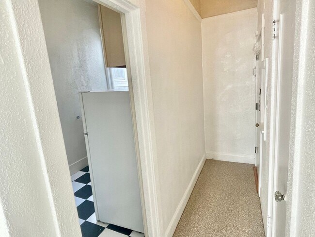 Building Photo - Charming and Sunny Hayes Valley Studio - P...