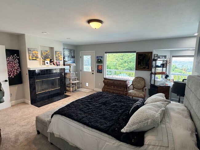 Building Photo - Executive 5 bed/4 bath home, POOL with pool service, decks with VIEWS, two kitchen/living room ar...