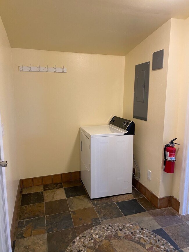 Building Photo - Pet Friendly Cozy 2 Bedroom on Mae Valley ...