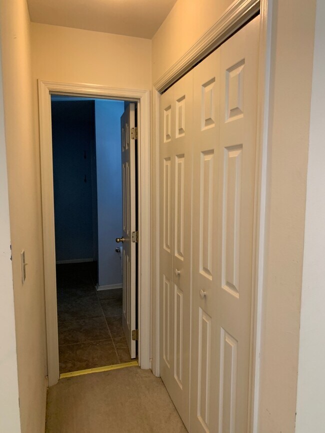 Building Photo - 3/2.5 Near Downtown Available July 25, 2026~ See appt instructions in txt