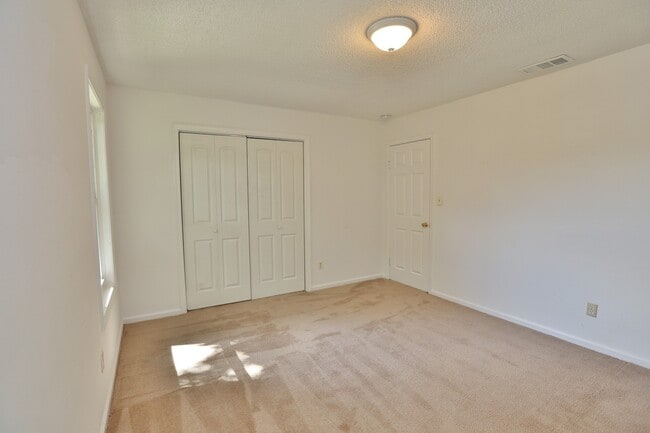 Building Photo - UPDATED & READY 07-14-25! 2-Bedroom 2nd Fl...