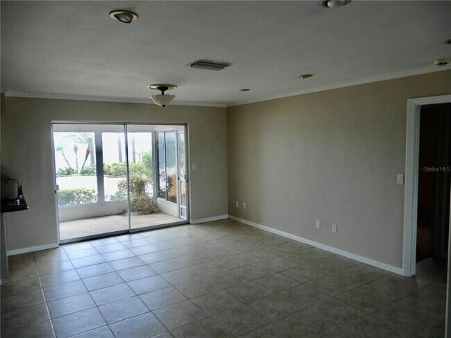 Building Photo - 337 1st St W