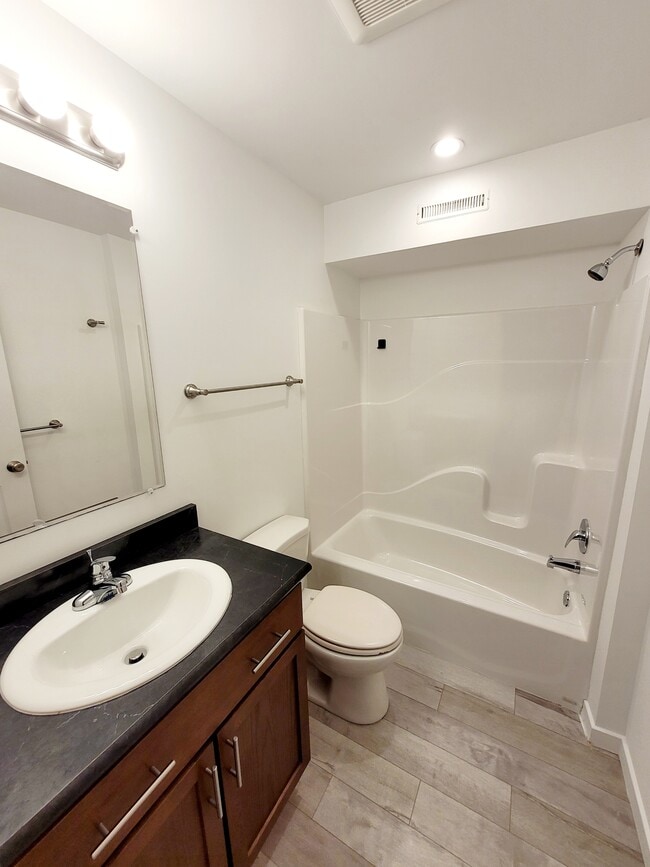 Building Photo - 729 Bates St SE