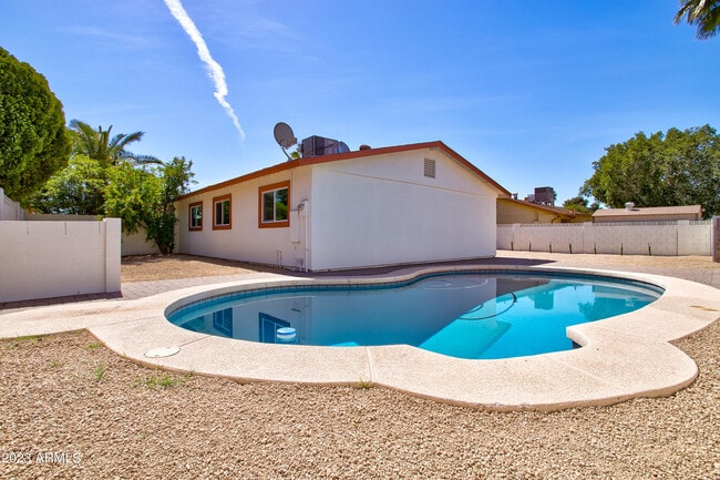 Building Photo - 4806 S La Rosa Dr