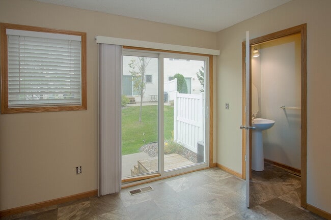 Building Photo - 2 Bed / 2 Bath Updated Town Home Hugo, MN ...