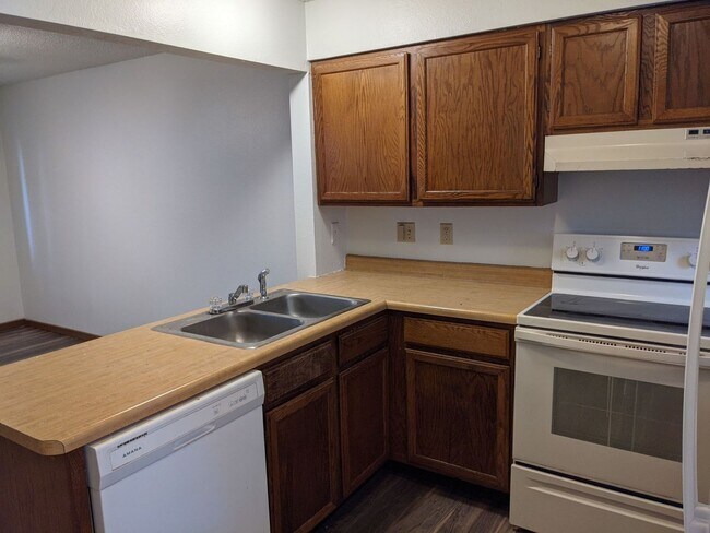 Building Photo - Quiet apartment along Westwinds