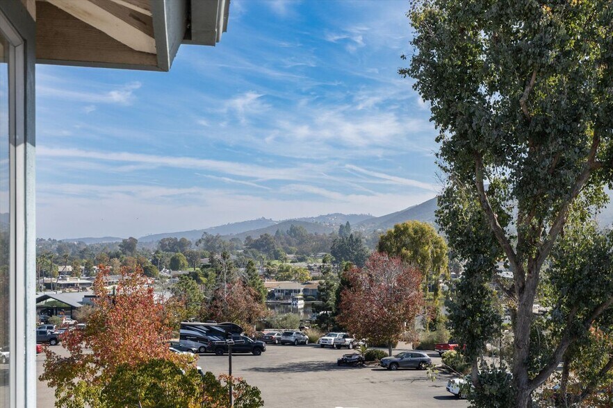 Building Photo - 1560 Circa Del Lago