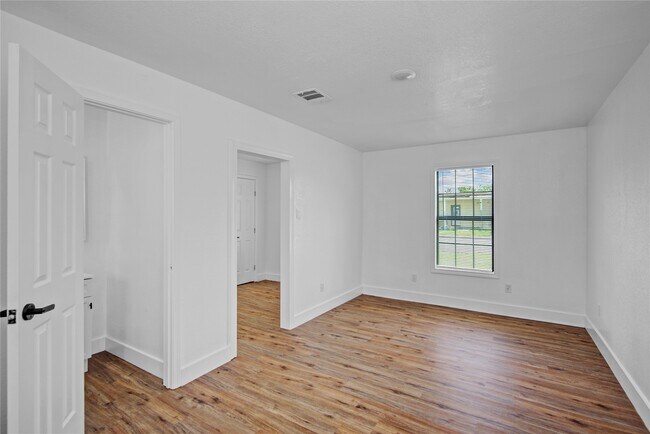 Building Photo - 1203 W 6th St