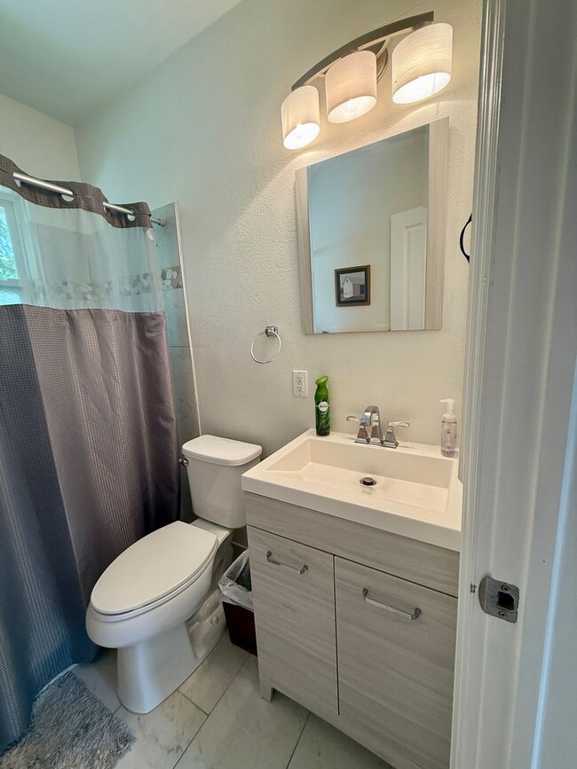 Building Photo - Fully furnished 1/1 Apartment Old NE