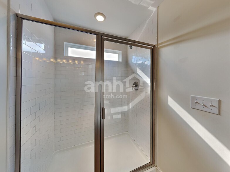 Building Photo - 5121 Jack Byrnes Dr