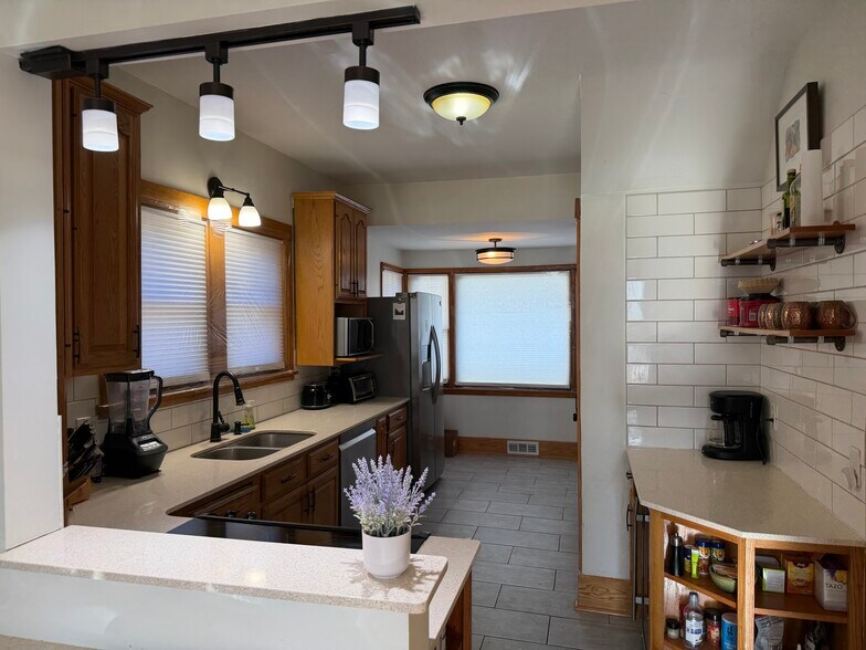 Building Photo - 18 Rustic W