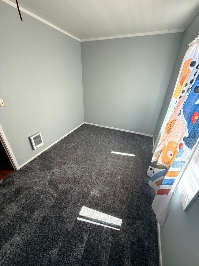 Building Photo - 3 Bedroom Duplex Close to U of O Campus