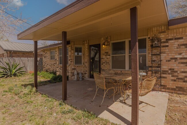Building Photo - 8707 Holiday Dr