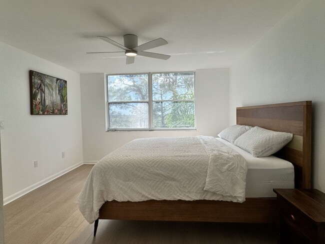 Master Bedroom - 270 Naples Cove Dr