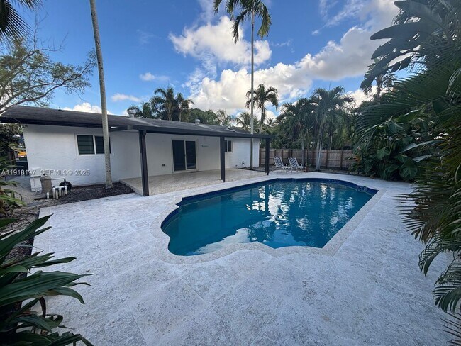 Building Photo - 2900 SW 16th St