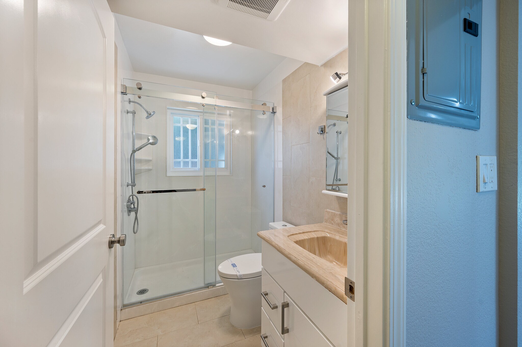 Building Photo - 3661 Slopeview Dr
