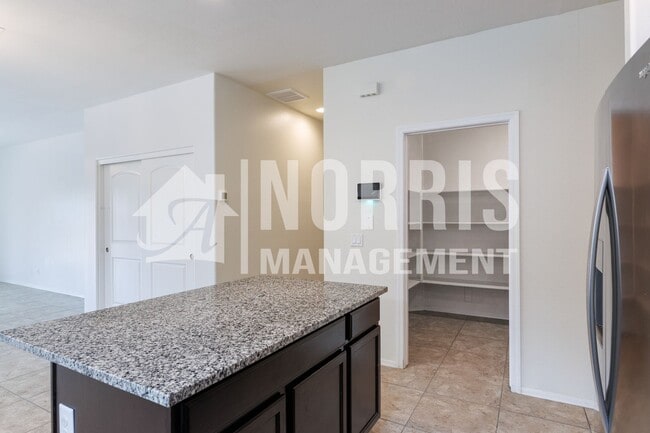 Building Photo - Beautiful Home in Mission Royale
