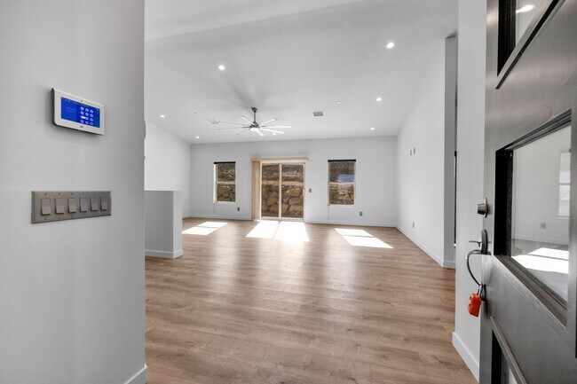 Building Photo - 7760 Arrowhead Dr