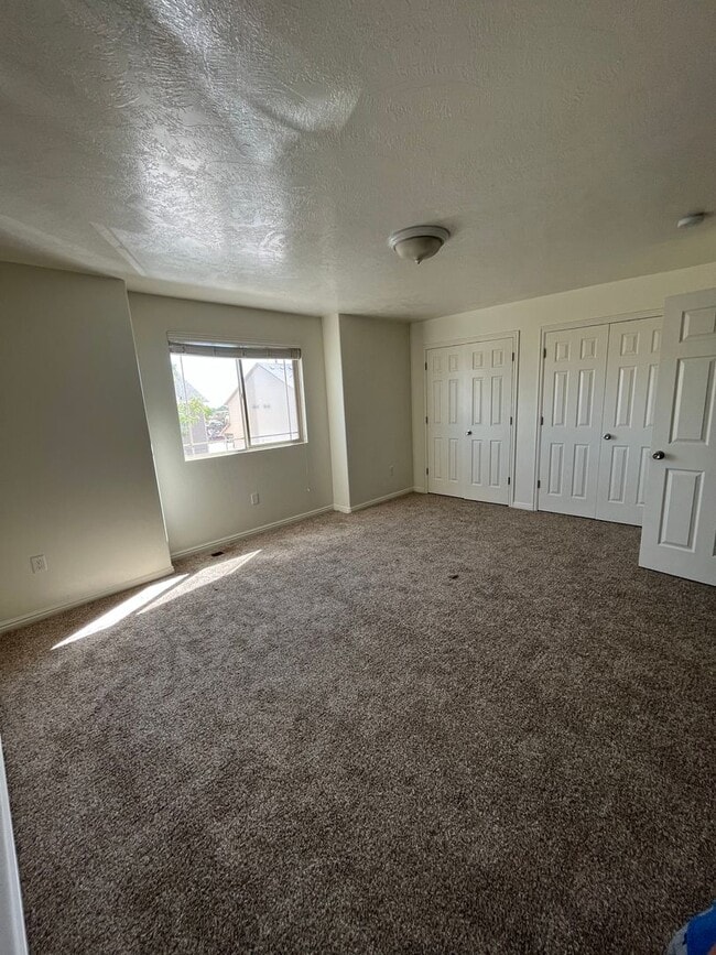 Building Photo - 3 Bed 2.5 Bath in Vernal!!