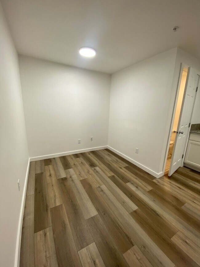 Building Photo - Renovated 2 bedroom Apartments available! ...
