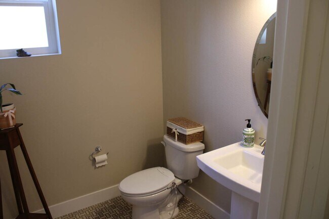 Building Photo - Spacious Luxury Home in Gated Community Ne...
