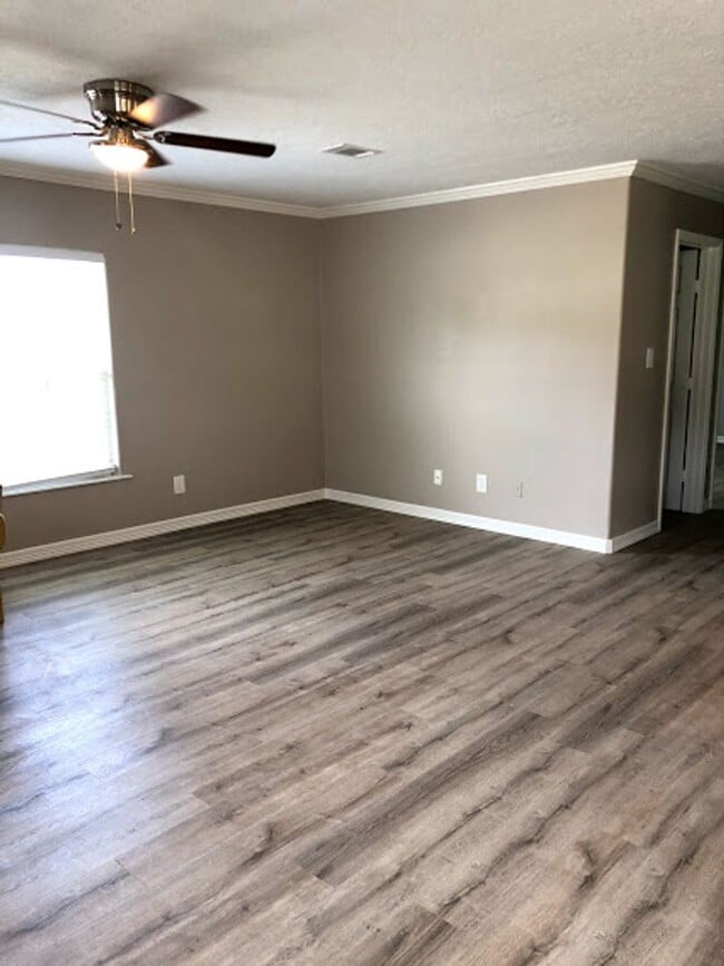 Building Photo - 166 Varsity Dr