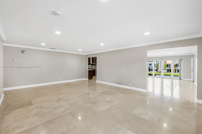 Building Photo - 633 Solar Isle Dr