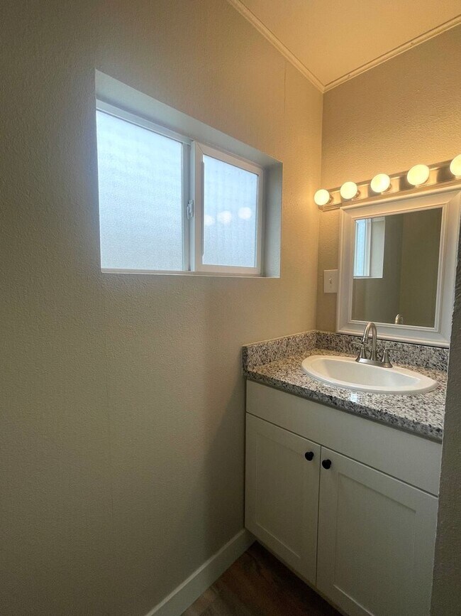 Building Photo - Completely Remodeled Single-Family Home for Rent in Kennewick, WA!