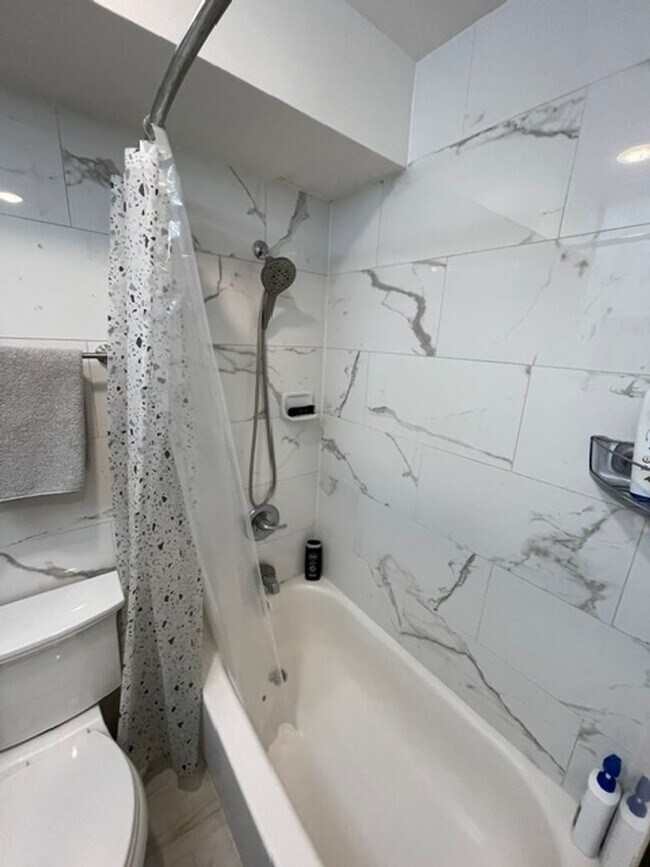 Building Photo - Fresh Waikiki Studio Unfurnished w/ secured parking & incredible amenities !